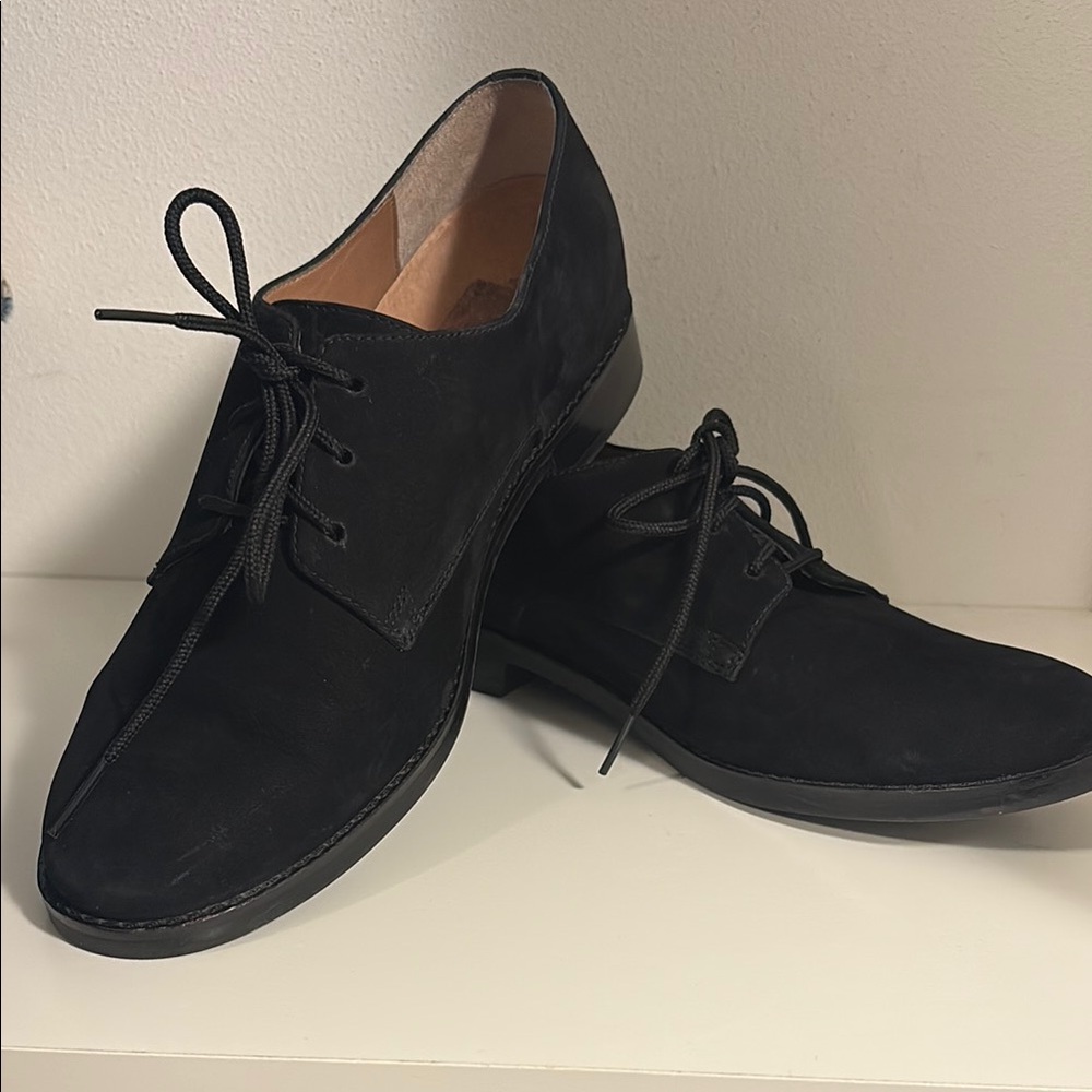 Vionic Black Oxfords with Suede Upper and Closed Lacing